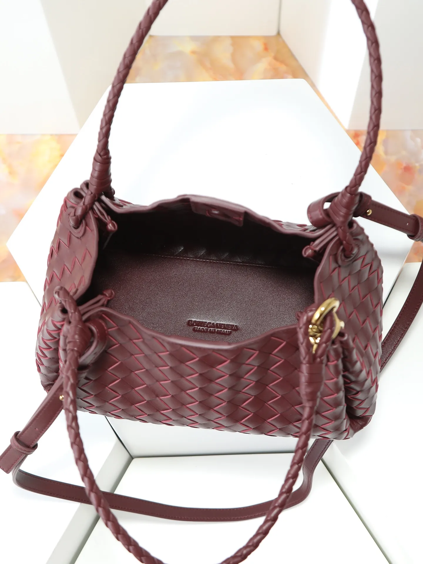 1300. BV's new intrecciato woven leather shoulder bag 🪂 835921 comes with a detachable diagonal shoulder strap and comes with a mini bag inside. The appearance retains the unique design of BV woven leather. The parachute bag is a bag that makes people fall in love before seeing the real thing. The small golden knot embellishment is full of simple and high-end sense to meet your needs in different occasions. Size: 29.5X18.5X17.5cm